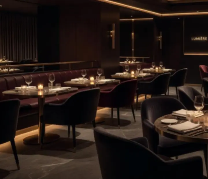 Elegancka wieczorna sala restauracyjna przygotowana na przyjęcie gości